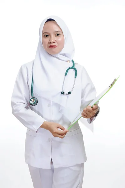 Indah Muslim Muda Perawat Wanita Atau Dokter Memegang Clipboard Terisolasi — Stok Foto