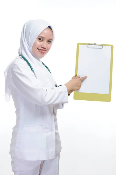 Mooie Jonge Moslim Vrouw Verpleegkundige Arts Wijzen Naar Blanco Papier — Stockfoto