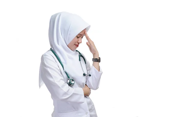 Retrato Enfermera Joven Con Dolor Cabeza Vista Lateral Aislado Blanco — Foto de Stock