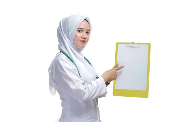 Belle Jeune Femme Musulmane Infirmière Médecin Pointant Papier Blanc Presse — Photo