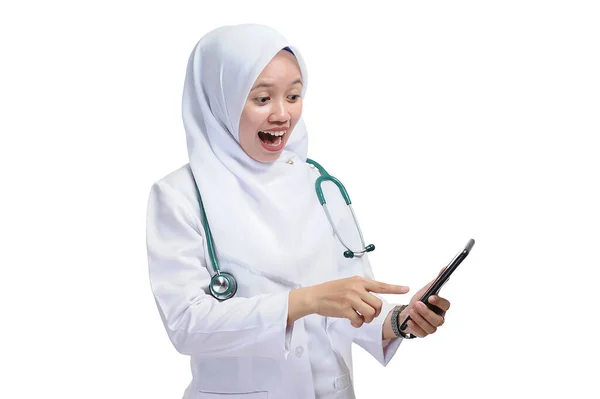 Indah Muslim Muda Perawat Wanita Atau Dokter Menunjuk Smartphone Terisolasi — Stok Foto