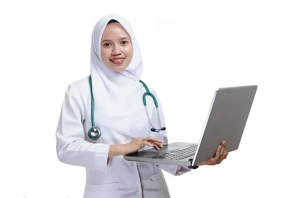 Gelukkige Succesvolle Vrouwelijke Aziatische Moslim Verpleegkundige Arts Vol Vertrouwen Met — Stockfoto