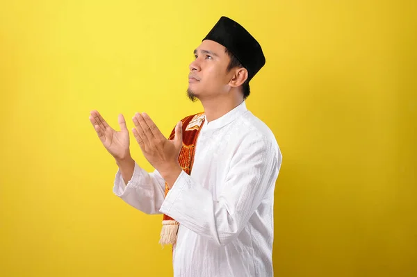 Pemuda Muslim Asia Berdoa Melihat Jauh Mengangkat Tangannya Dengan Pakaian — Stok Foto