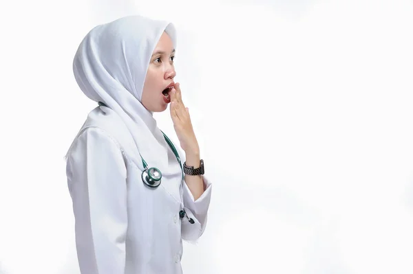 Terkejut Perawat Muda Muslim Asia Dengan Stetoskop Gambar Seorang Perawat — Stok Foto