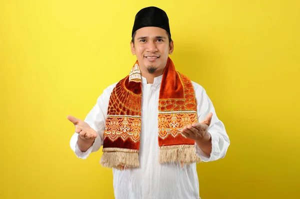 Sorrindo Jovem Asiático Muçulmano Homem Com Gesto Boas Vindas Durante — Fotografia de Stock
