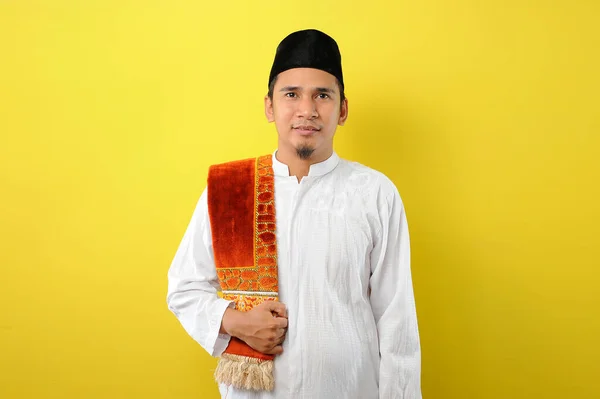 Jonge Aziatische Moslim Man Staat Vol Vertrouwen Gele Achtergrond — Stockfoto