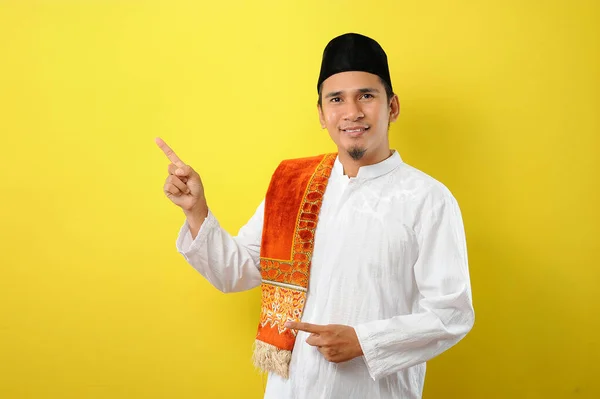 Glimlachende Bebaarde Jonge Aziatische Moslim Man Wijzend Naar Kopieerruimte Iets — Stockfoto