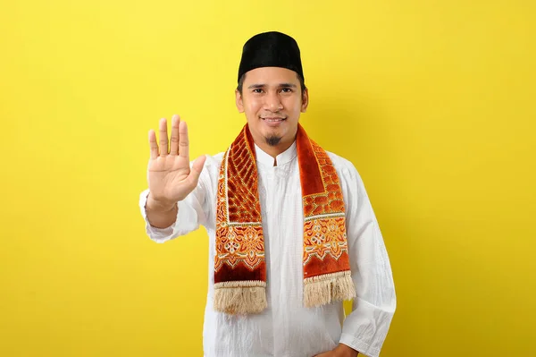 Uśmiechnięty Młody Brodaty Azjatycki Muzułmanin Pokazuje Stop Gest Dłonią Odizolowany — Zdjęcie stockowe