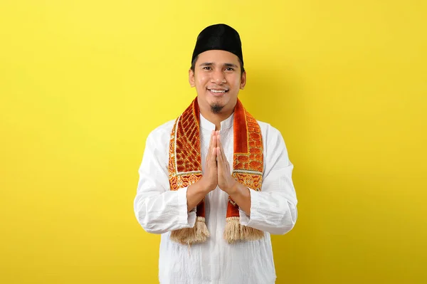 Fiatal Ázsiai Muszlim Férfi Üdvözlő Barátságos Gesztussal Ramadhan Elszigetelt Sárga — Stock Fotó