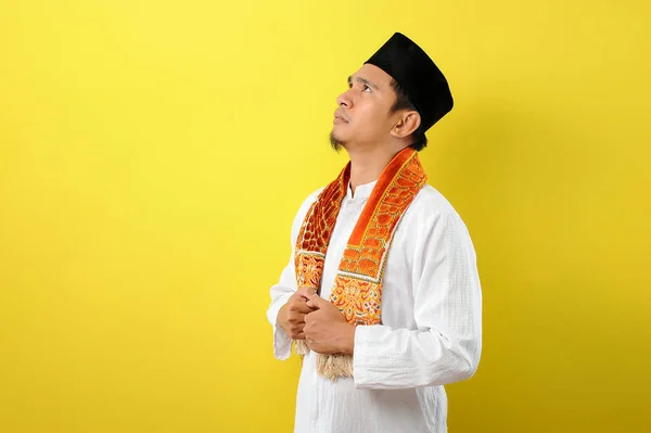 Een Serieuze Jonge Aziatische Moslim Kijkt Weg Ramadan Voor Beste — Stockfoto