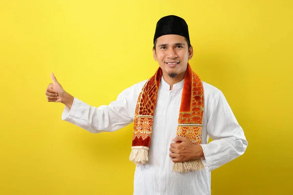 Bonito Jovem Asiático Muçulmano Homem Mostrando Polegar Para Cima Para — Fotografia de Stock