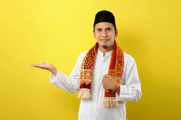 Usmívající Asijský Muslim Muž Prezentující Kopírovací Prostor Izolované Přes Žluté — Stock fotografie