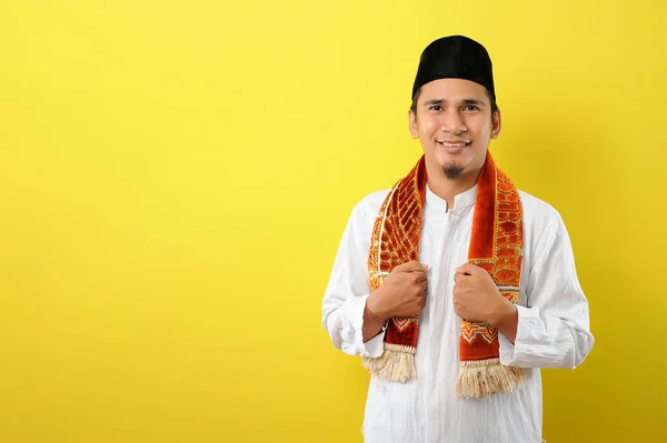 Usmívající Mladý Asijský Muslim Muž Stojící Žlutém Pozadí — Stock fotografie