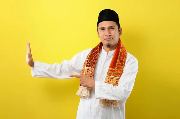 Retrato Joven Musulmán Asiático Apuntando Copiar Espacio Haciendo Gesto Stop —  Fotos de Stock