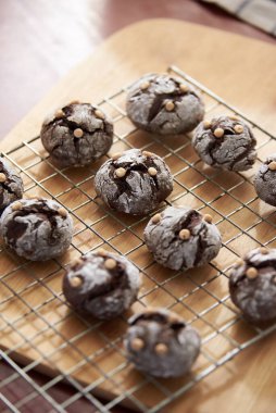 Tahta arka planda pudra şekerli çikolatalı kekler.