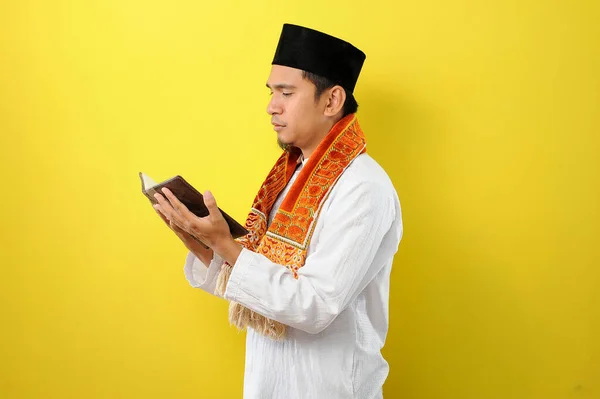 Portré Fiatal Ázsiai Muszlim Férfi Olvassa Koránt Elszigetelt Sárga Alapon — Stock Fotó