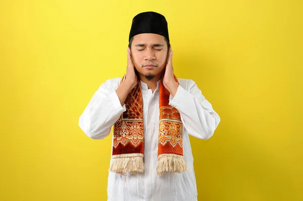 Ramazan Genç Asyalı Müslüman Adam Oruç Tutarken Yararlı Şeyler Duymamak — Stok fotoğraf