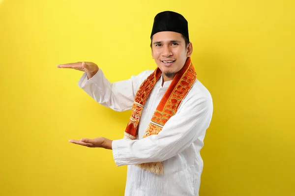 Mladý Asijský Muslim Drží Kopírovací Prostor Pro Vložení Reklamy Ramadánu — Stock fotografie