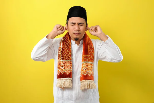Ramadan Kareem Młody Muzułmanin Azji Próbuje Zakryć Uszy Aby Nie — Zdjęcie stockowe