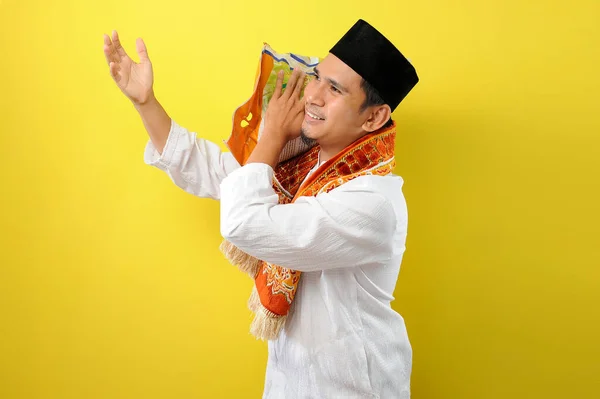 Ramazan Kareem Gülümseyen Mutlu Asyalı Müslüman Adam Sarı Arka Planda — Stok fotoğraf