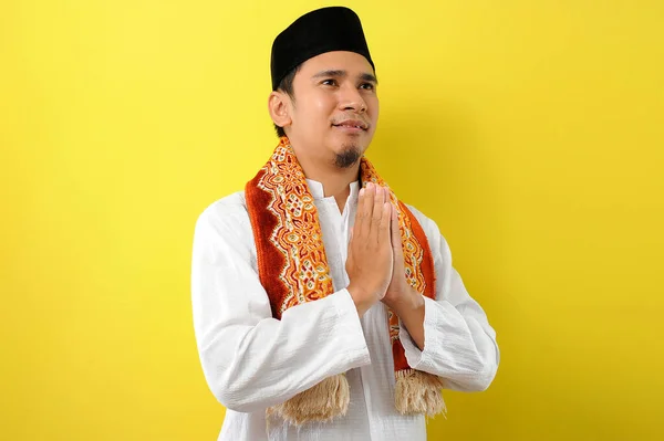 Jonge Aziatische Moslimman Met Begroeting Gastvrij Gebaar Ramadhan Laaghoekig Medium — Stockfoto