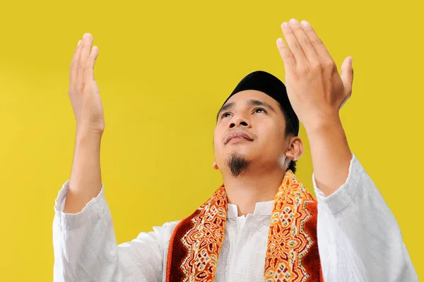 Közelkép Egy Fiatal Ázsiai Muszlim Férfi Imádkozik Felemelt Kezét Viselő — Stock Fotó