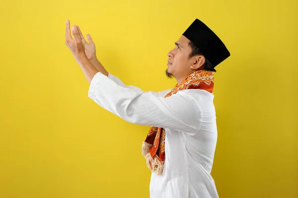 Jovem Asiático Muçulmano Homem Orando Levantando Mão Com Moslem — Fotografia de Stock