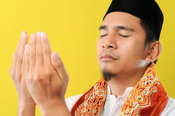 Genç Asyalı Müslüman Bir Adamın Yakın Plan Çekimleri Sarı Arka — Stok fotoğraf