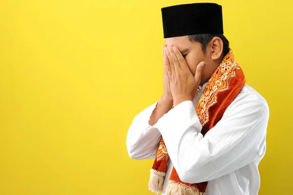 Fiatal Ázsiai Muszlim Férfi Szomorúnak Érzi Magát Amiért Kézzel Takarta — Stock Fotó