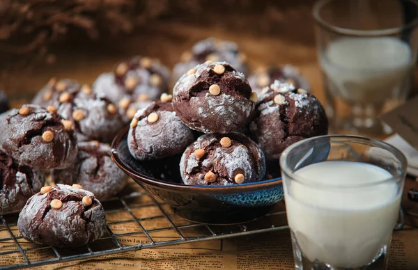 Galletas Chocolate Con Leche Nueces Sobre Fondo Madera —  Fotos de Stock