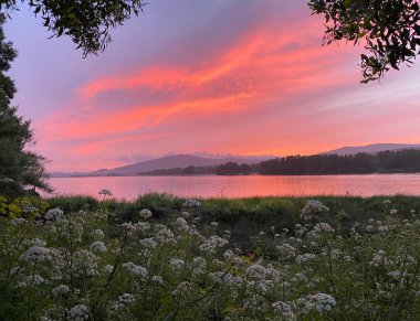 Gölün üzerinde güzel bir gün batımı