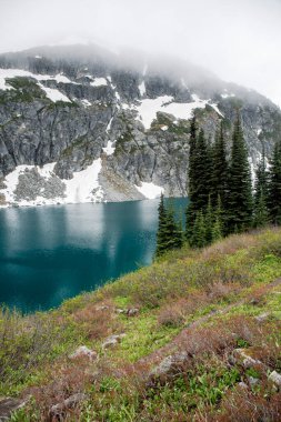 Dağlardaki güzel göl manzarası
