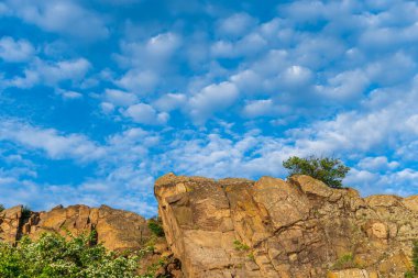 Güneşli bir yaz gününde Ukrayna 'nın Migiya köyü yakınlarındaki Güney Bug Nehri' nin kayalık kıyıları.