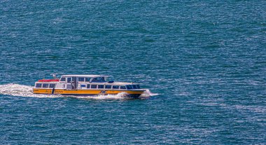 Sabahın erken saatlerinde kanallardan geçen bir su taksisi. Venedik.