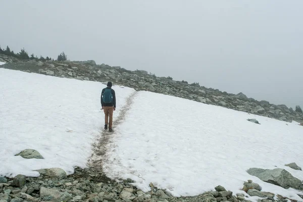 Ένας Άντρας Άσπρο Μπουφάν Περπατάει Στο Χιόνι — Φωτογραφία Αρχείου