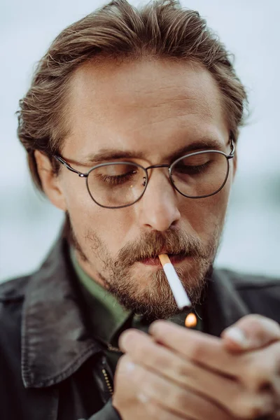 Foto Jovem Acendendo Cigarrete — Fotografia de Stock