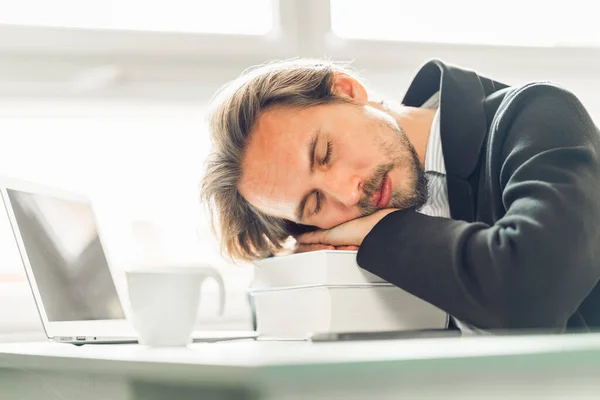 Bel Giovanotto Che Dorme Mucchio Libri Alla Scrivania Caffè Telefono — Foto Stock