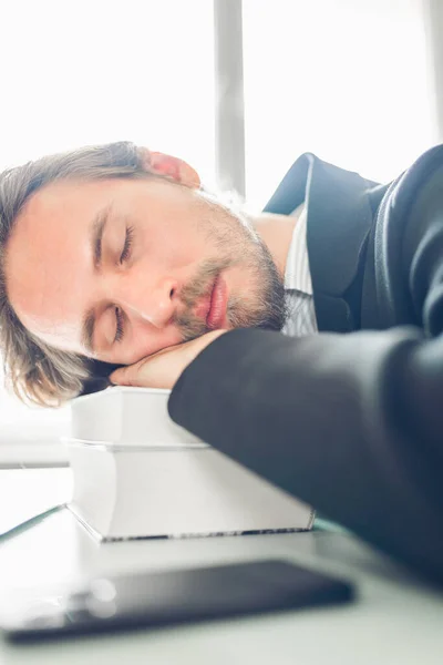 Joven Guapo Durmiendo Montón Libros Escritorio Teléfono Portátil Escritorio Junto — Foto de Stock