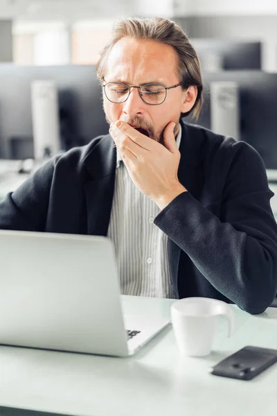 Joven Hombre Guapo Cansado Está Bostezando Mientras Trabaja Computadora Taza — Foto de Stock