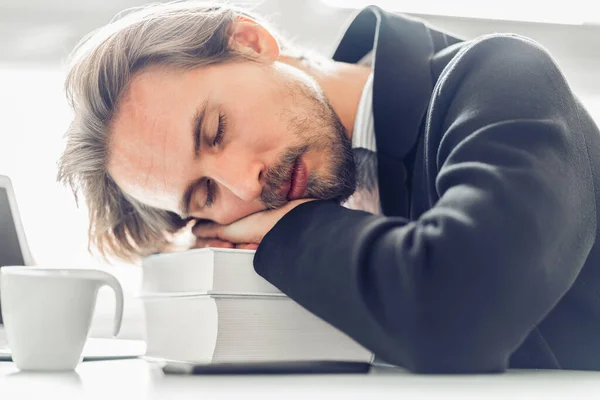 Joven Guapo Durmiendo Montón Libros Escritorio Taza Café Portátil Visible — Foto de Stock