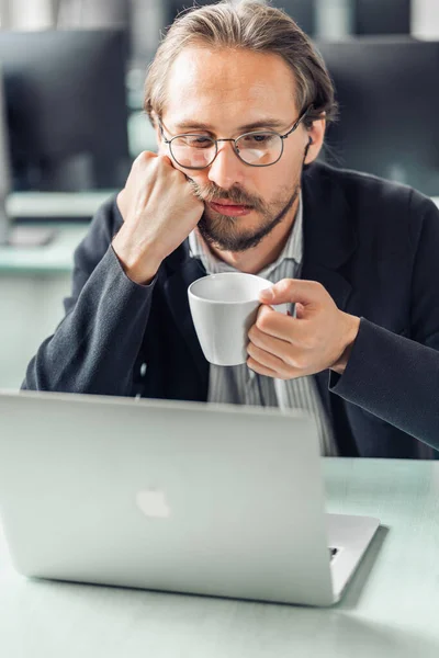 Joven Guapo Cansado Está Aburrido Trabajo Está Sosteniendo Taza Café — Foto de Stock