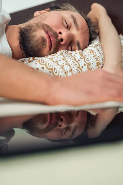 Téléphone Lit Côté Beau Jeune Homme Qui Fait Une Sieste — Photo