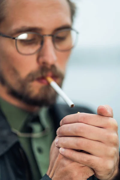 Foto Jovem Acendendo Cigarrete — Fotografia de Stock