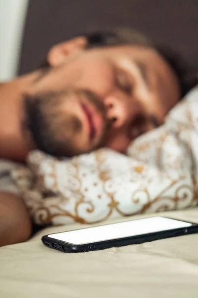 Foto Close Dari Seorang Pemuda Tidur Tempat Tidur Ponsel Dengan — Stok Foto