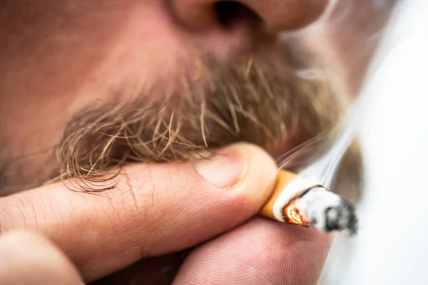 Foto Close Jovem Fumando Cigarro — Fotografia de Stock