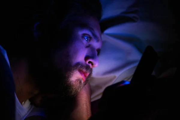 Barbudo Joven Guapo Cansado Hombre Puede Dormir Está Viendo Algo — Foto de Stock