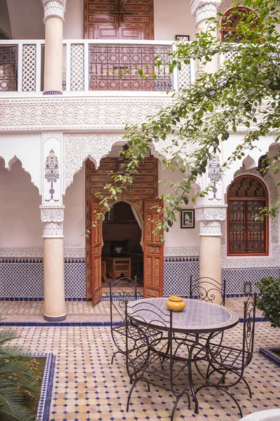 Sarayın içi, cami, büyük parkın tapınağı, eski tuğla.,