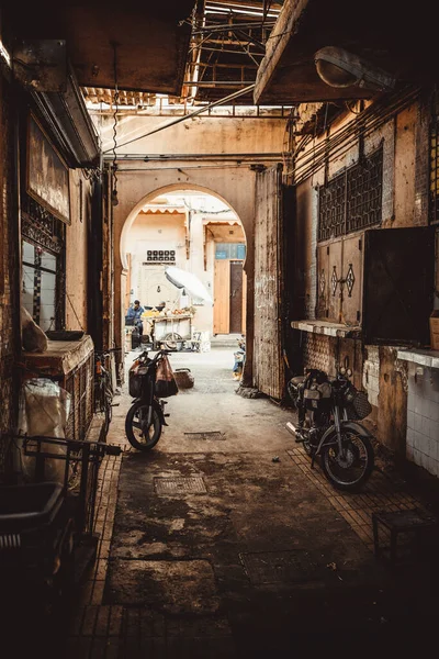 Bir Adamla Terk Edilmiş Eski Fabrika — Stok fotoğraf