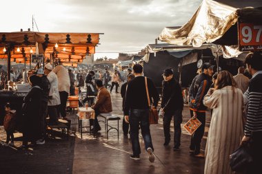 Fas 'ta insanlar yerel pazardan alışveriş yapıyor.