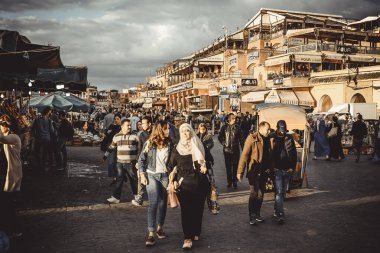 Fas 'ta insanlar yerel pazardan alışveriş yapıyor.